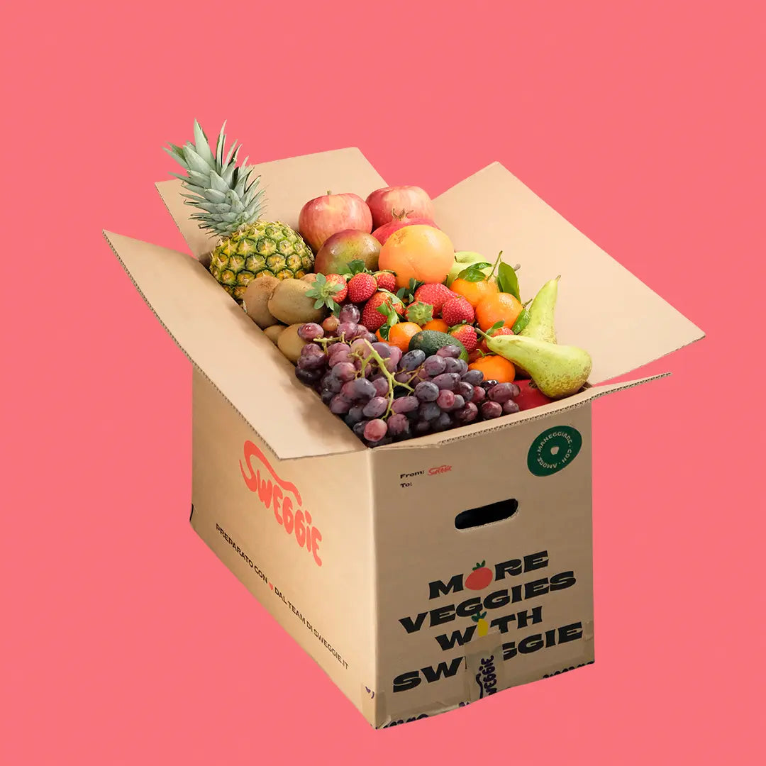 Vista isometrica di una box Sweggie piena di frutta