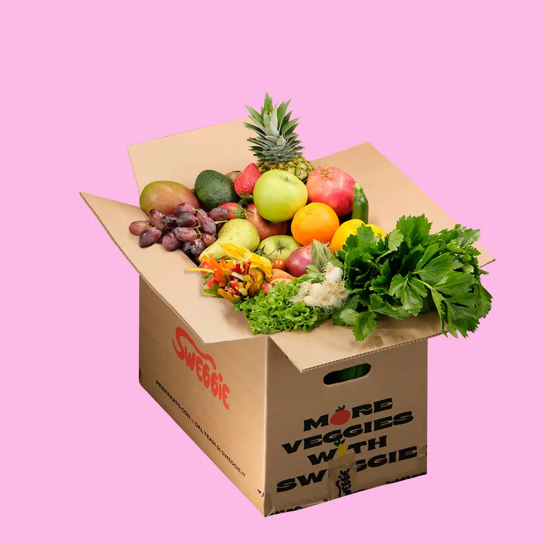 Vista isometrica di una box Sweggie piena di frutta e verdura