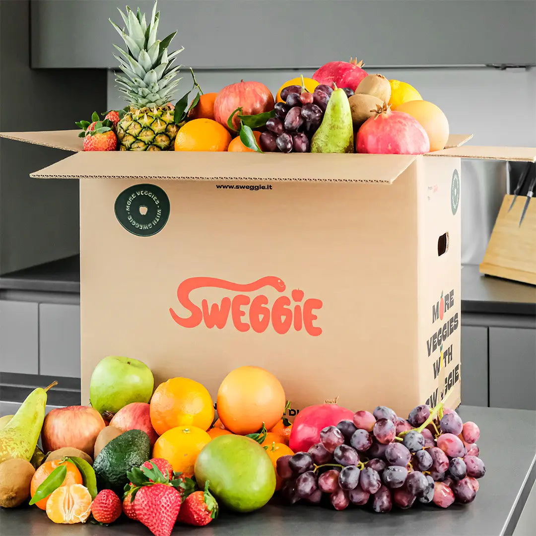 Box Sweggie piena di frutta in una cucina