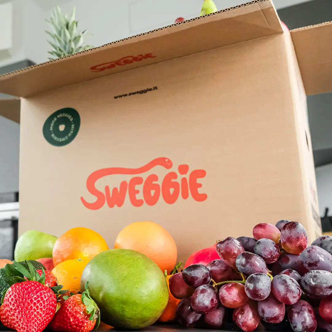 Box Sweggie piena di frutta in una cucina