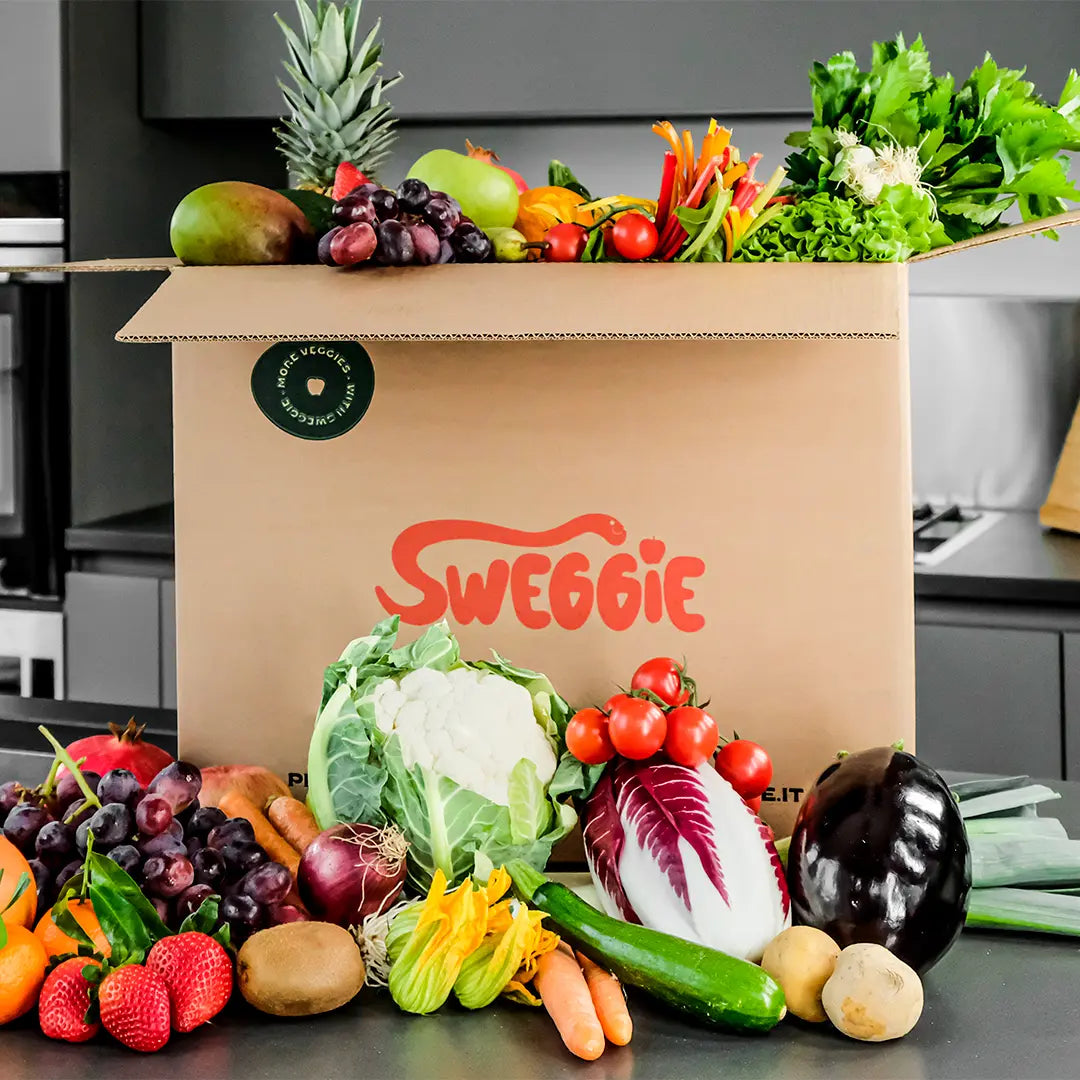Vista frontale di una box Sweggie piena di frutta e verdura in una cucina